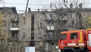 Удар РФ по Кам’янському: четверо поранених залишаються в лікарні, одна жінка - у важкому стані, з-під завалів дістали тіло чоловіка. ФОТОрепортаж (оновлено)