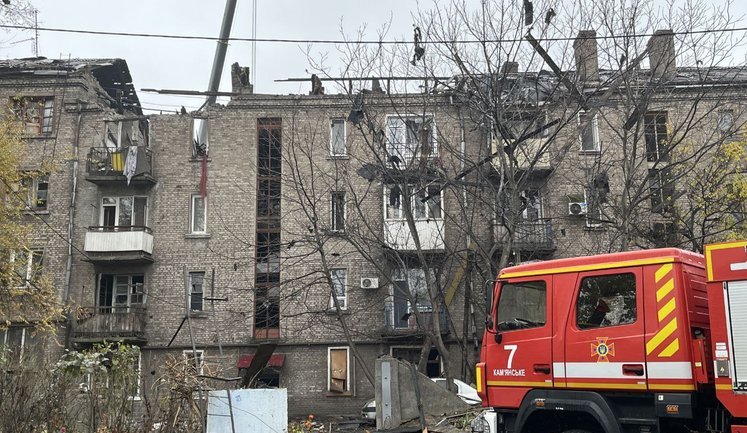 Удар РФ по Кам’янському: четверо поранених залишаються в лікарні, одна жінка - у важкому стані, з-під завалів дістали тіло чоловіка. ФОТОрепортаж (оновлено)