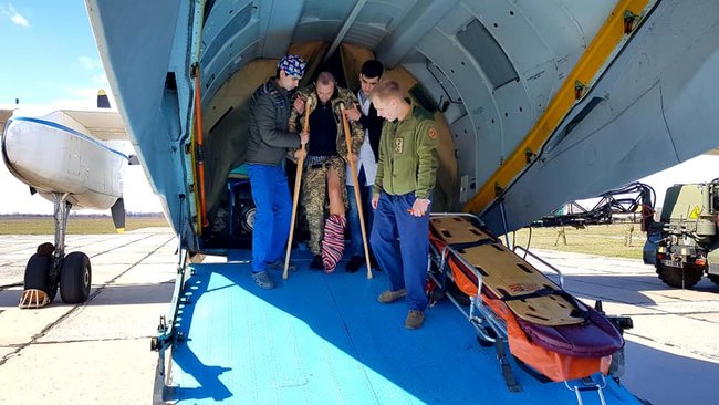 До Одеського військового госпіталю авіацією доставлено 10 поранених військовослужбовців, 1 з них у реанімації у важкому стані, - волонтер Танцюра 03
