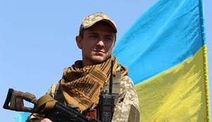 "Один удар трохи вище, то я була б, напевно, на іншій стороні", - мати військового Балабухи, підозрюваного у вбивстві на зупинці, заявила, що син відбивався від Юрченка. ВIДЕО