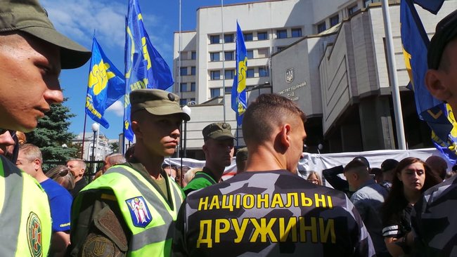 Шибениця, голова Леніна і бійки, - активісти пікетують КС з вимогою не скасовувати закон про люстрацію 15