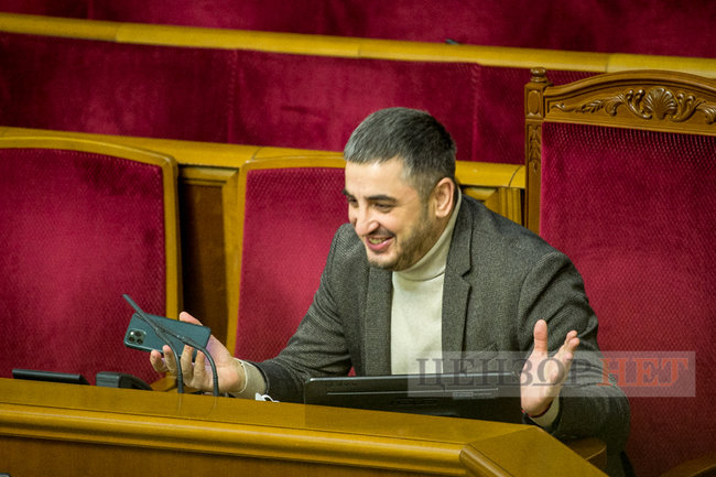 Мисягін у кріслі прем’єра, Яценко і Качура за колоною, краплі Кабанова і поцілунок слуг народу Марченко і Стефанчука, - робота ВР 18 грудня 01