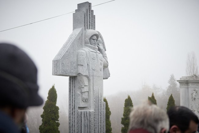 Монумент Герою Украины Каденюку открыт на Байковом кладбище 02