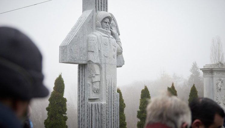 Монумент Герою України Каденюку відкрили на Байковому кладовищі. ФОТОрепортаж
