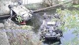 Два автомобиля столкнулись и вылетели с моста в реку в Феодосии. ФОТО
