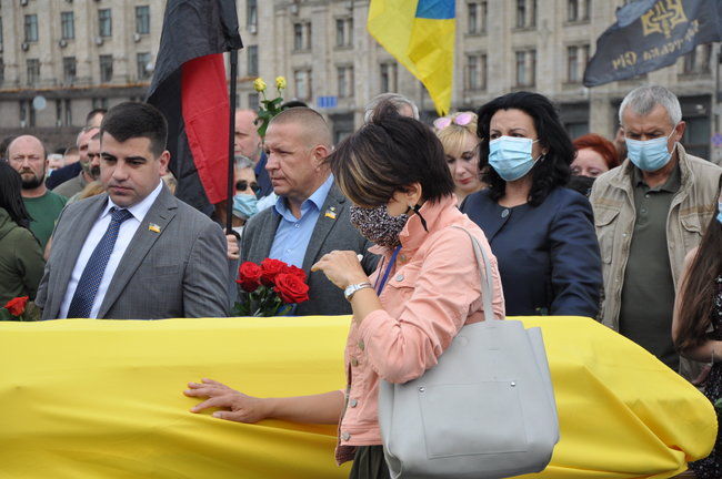С погибшим Героем Украины Тарасом Матвиивым простились на Майдане Незалежности в Киеве 86