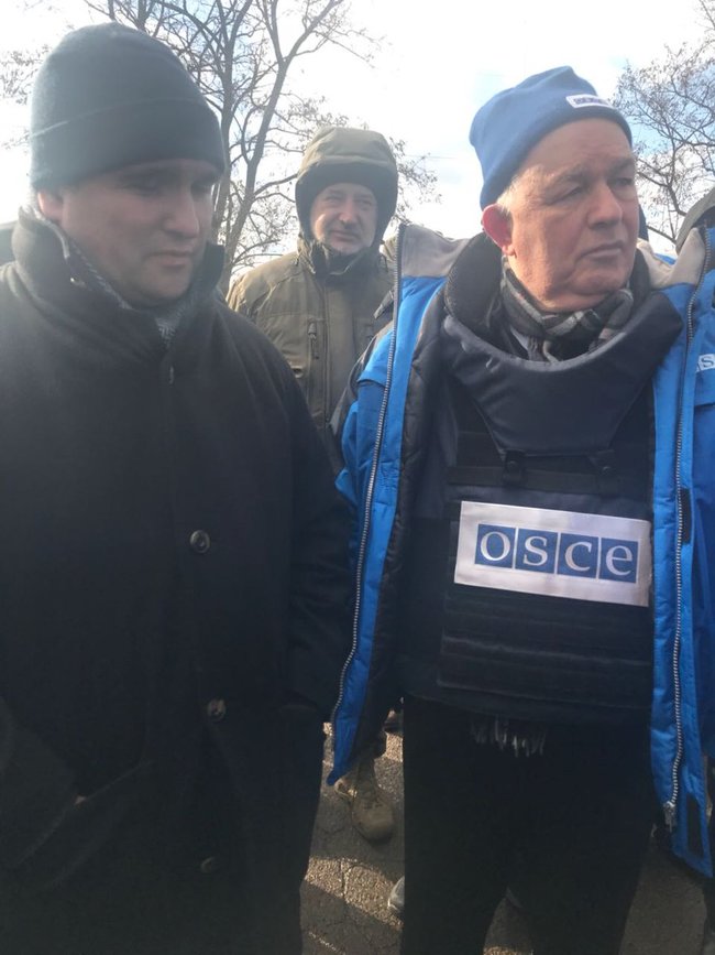 Ukrainian, Italian FMs visit checkpoint in Donetsk region, - Foreign Ministry 01