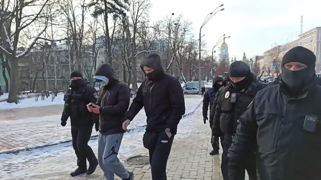 Чемодан, вокзал, Камбоджа: в Киеве попытались провести акцию в память о жертвах леворадикального насилия 08