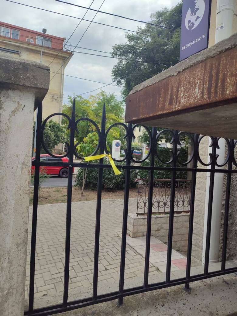 Активісти Жовтої Стрічки продовжують малювати патріотичні графіті в окупованому Криму: Чекаємо на ЗСУ 02