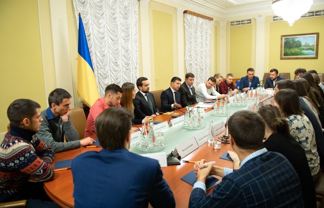 Ukrainian president meets with Euromaidan participants 01