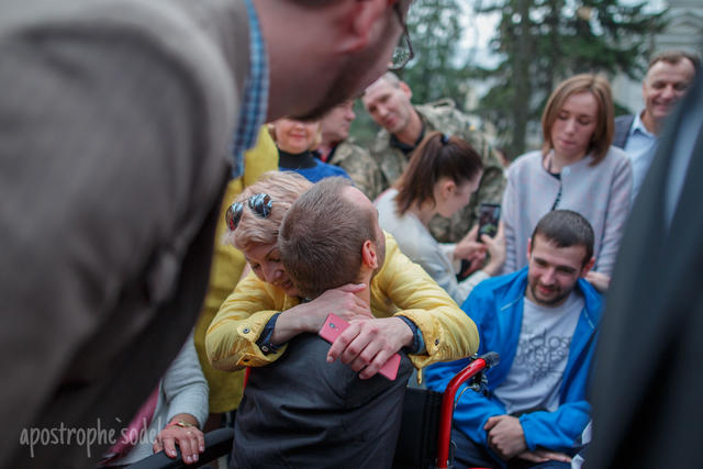 Без рук и без ног, но с жаждой жизни: легендарный Ник Вуйчич встретился с бойцами АТО в киевском госпитале 13