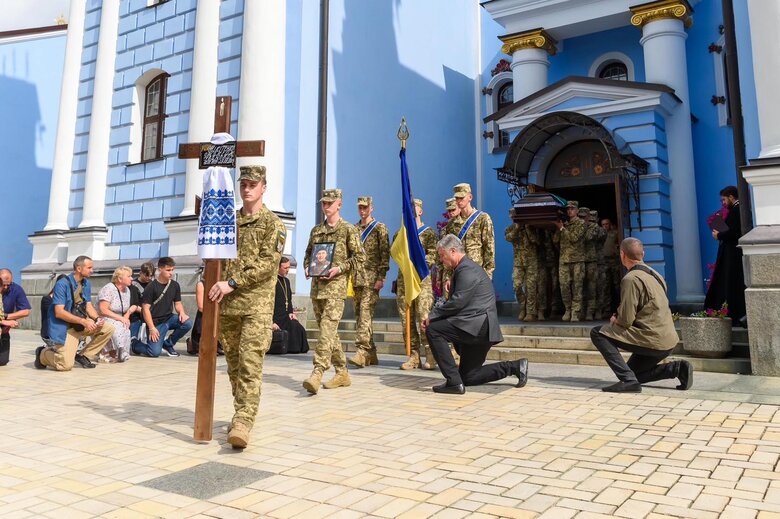 В Михайловском соборе попрощались с разведчиком Максимом Никитенко, погибшим во время штурма Работиного 02