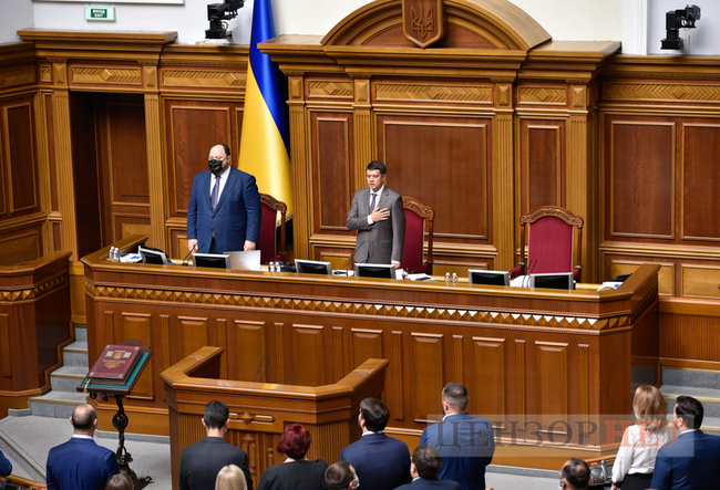 Усі обіймаються та обмінюються любязностями, Тимошенко шепочеться, Порошенко задумливий, Разумков розводить руками, - день роботи Ради 7 вересня 09