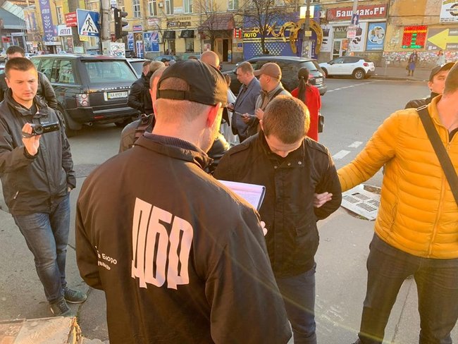 Слідчий Нацполіції Києва упіймався на хабарі $3 тис. - ДБР 02