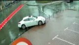 В Киеве водитель элитного спорткара сбил несколько заградительных столбиков и скрылся с места ДТП. ВИДЕО камер наблюдения
