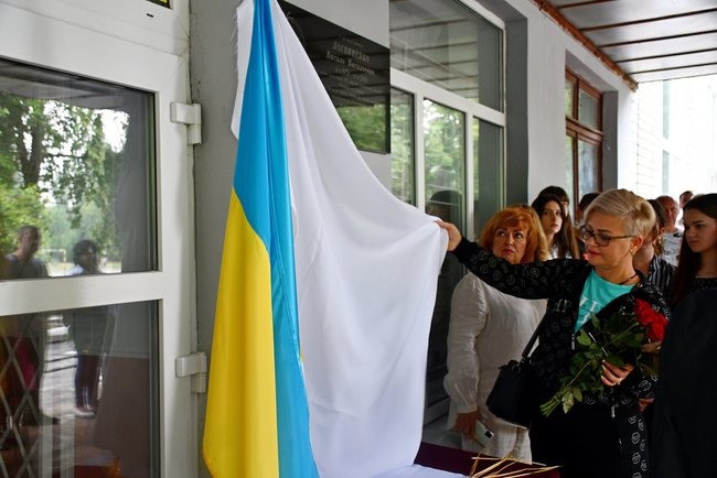 Меморіальну дошку загиблому під час виходу з Іловайська воїну 93-ї ОМБр Василю Логвиненку відкрили в Нікополі 06