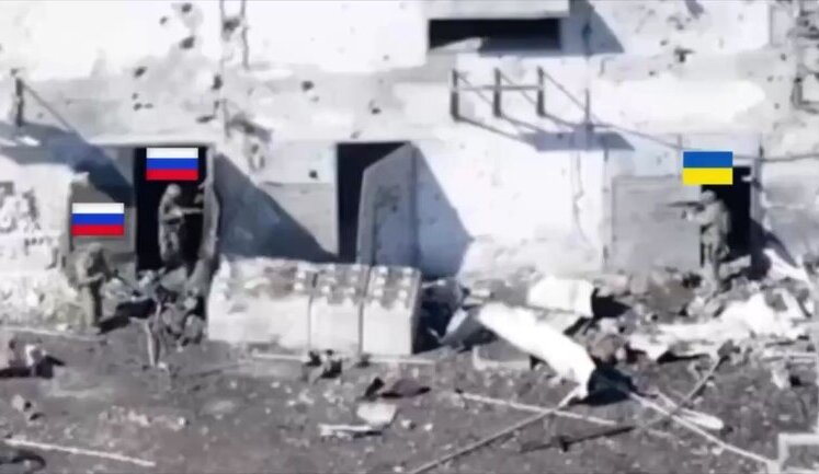 Ukrainian soldier single-handedly destroying three occupiers in close firefight. VIDEO