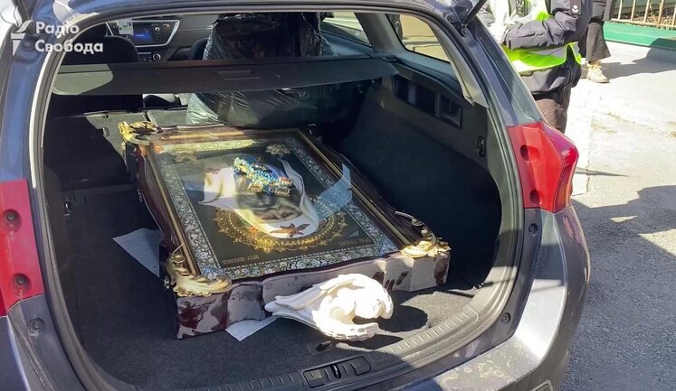 Поліція виявила автомобіль, у якому везли ікону з Лаври, та повернула її на територію заповідника. ВIДЕО