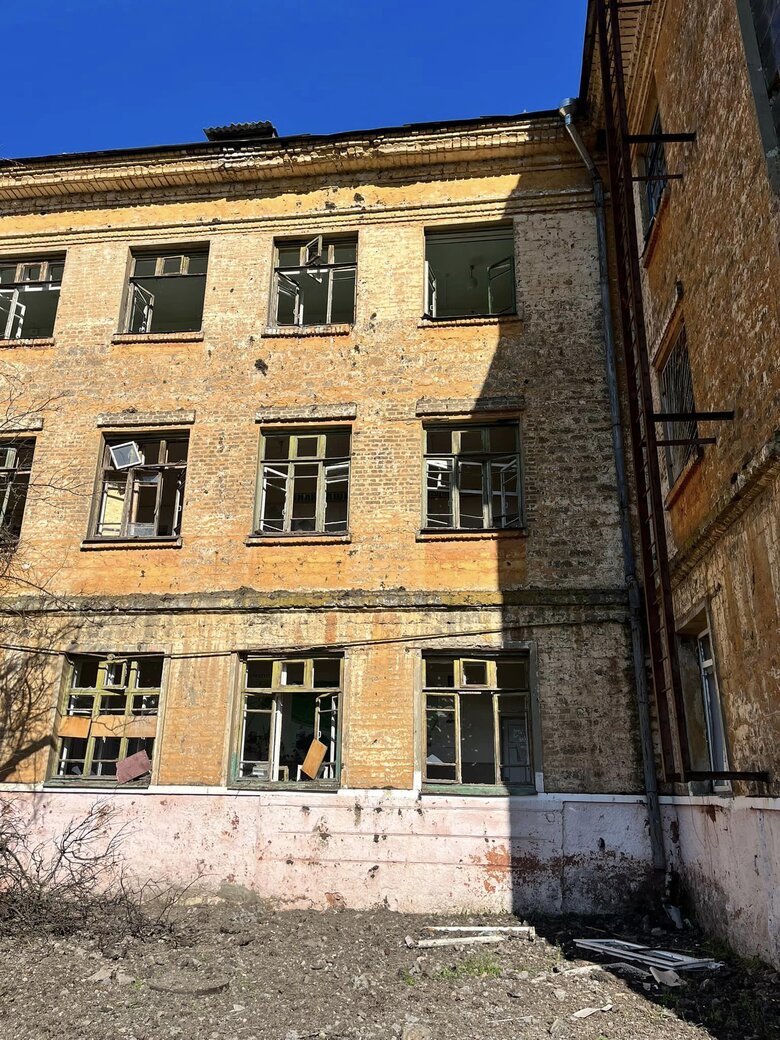 Рашисти обстріляли Краматорськ, пошкоджено школу, багатоповерхівки та лікарню, - мер Гончаренко 02