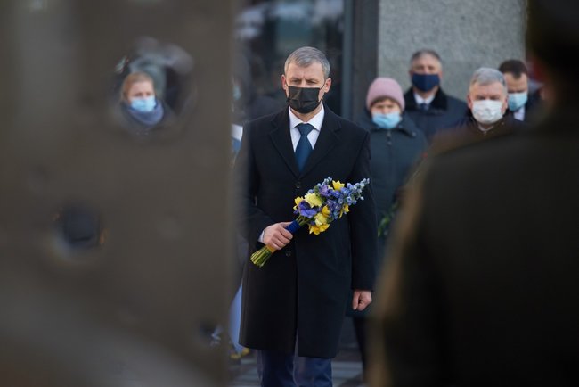 Zelenskyi honors servicepersons who died for Ukraines independence 02