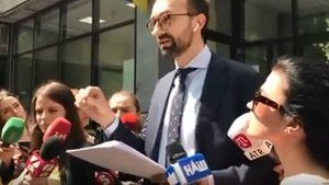 Луценко "втянул Украину в грязную игру", чтобы сохранить свой пост, - Лещенко. ВИДЕО