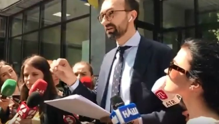 Луценко "втянул Украину в грязную игру", чтобы сохранить свой пост, - Лещенко. ВИДЕО