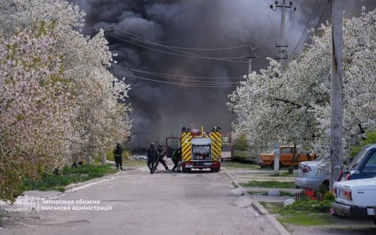 РФ атакувала Запоріжжя: у місті спалахнула пожежа, загинула людина (оновлено). ФОТОрепортаж