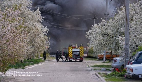 У Запоріжжі пролунали вибухи після атаки російських військ. Виникла пожежа