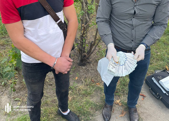 Трое чиновников ГФС задержаны при получении 12 тыс. долл. взятки за закрытие уголовного дела, - ГБР 05 Трое чиновников ГФС задержаны при получении 12 тыс. долл. взятки за закрытие уголовного дела, - ГБР 05