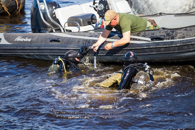 Еще один сбитый российский вертолет достали со дна Киевского водохранилища 01 Еще один сбитый российский вертолет достали со дна Киевского водохранилища 01