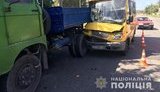 Маршрутка протаранила припарковані вантажівку і легковик у Запоріжжі: постраждали семеро людей. ФОТОрепортаж