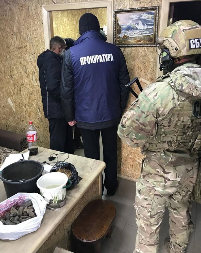 Патрульный за взятки покрывал нелегальную добычу янтаря на Ривненщине 01
