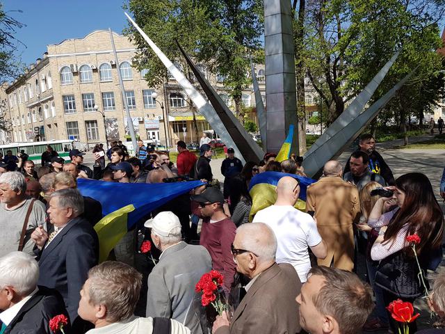 На першотравневій демонстрації в Харкові вимагали зупинити АТО: виник конфлікт 04 На першотравневій демонстрації в Харкові вимагали зупинити АТО: виник конфлікт 04