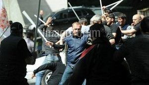 Горячие выходные по-грузински: оппозиция с дубинами в центре Тбилиси. ФОТОрепортаж