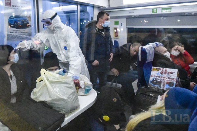 Из Польши прибыли еще два поезда с украинцами 04