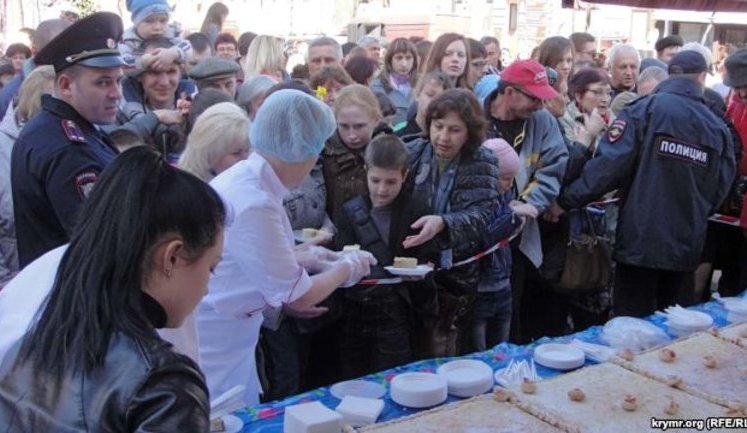Shrovetide in Simferopol: lines for free pies, police with metal detectors. PHOTOS