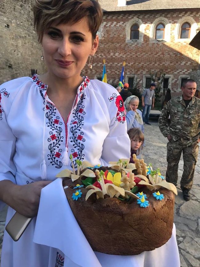 Народний герой України в Хотині: шість недержавних нагород вручили у дворі старовинної фортеці на Буковині 12