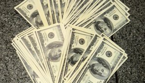 У Києві Нацполіція затримала двох чоловіків, які вимагали у дружини мобілізованого $20 тис. за звільнення з ТЦК. ФОТОрепортаж