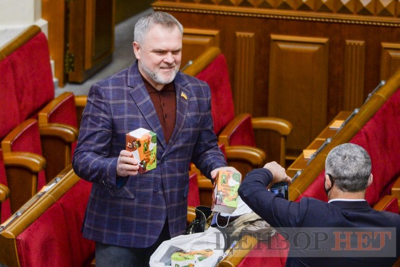 Календарі Ковальчука, суперечка Стефанчука і Разумкова, дискусія Вятровича і Бужанського, Вірастюк під ялинкою, - день роботи Ради 16 грудня 03