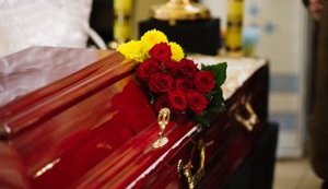 "Поправки Лозового" і похорон в Україні: чому не відбувся колапс з видачею тіл небіжчиків?