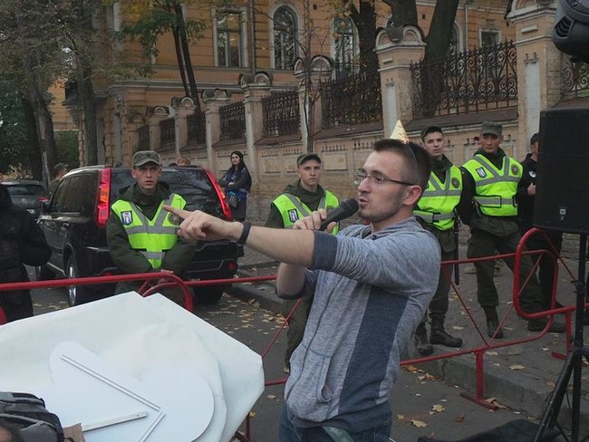 Головнокомандувач - головнозамовчувач, - активісти відсвяткували під АП день народження проекту BIHUS-info, який опублікував розслідування щодо заступника глави СЗР Семочка 01 Головнокомандувач - головнозамовчувач, - активісти відсвяткували під АП день народження проекту BIHUS-info, який опублікував розслідування щодо заступника глави СЗР Семочка 01