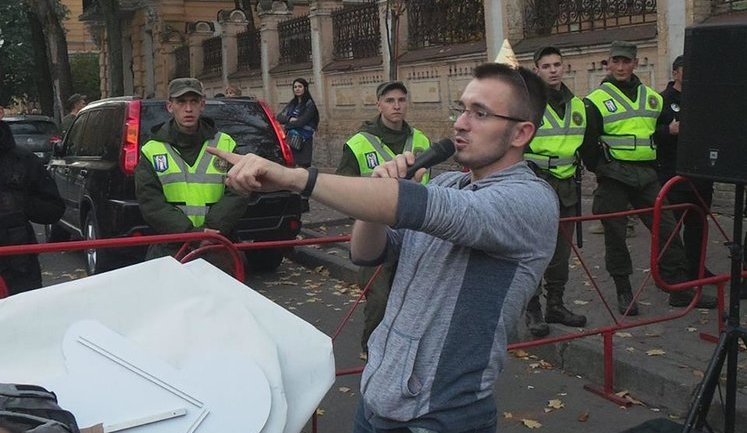 "Головнокомандувач - головнозамовчувач", - активісти відсвяткували під АП день народження проекту BIHUS-info, який опублікував розслідування щодо заступника глави СЗР Семочка. ВІДЕО+ФОТОрепортаж