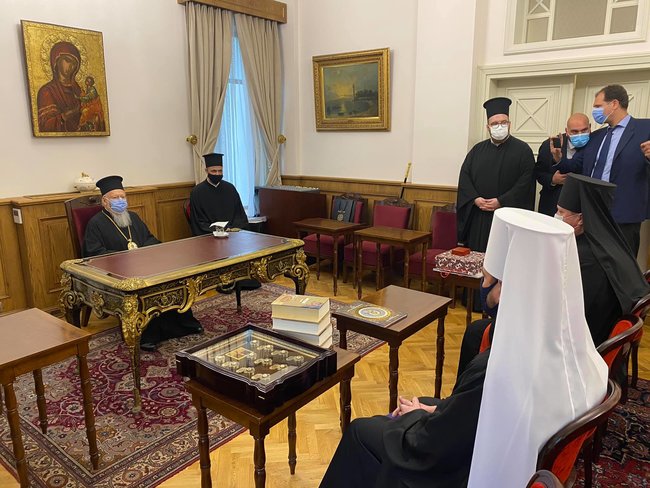 Патріарх Варфоломій отримав у подарунок вишиванку під час візиту делегації ПЦУ в Константинополь 02