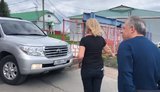 "Дорогу освободите!": Джипы с российскими чиновниками чуть не наехали на Денисову возле колонии. ВИДЕО