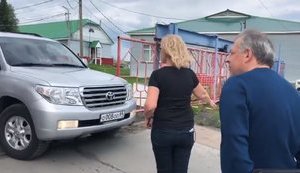 "Дорогу освободите!", - джипи з російськими чиновниками мало не наїхали на Денісову біля колонії. ВІДЕО
