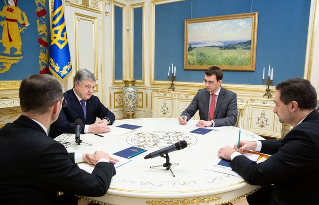 I demand to stop dismissing postmen and ensure pensions delivery, - Poroshenko at meeting with postal service chief 01