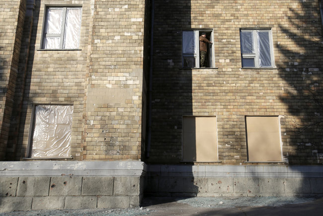 Бронежилет не дає притиснутися до землі щільніше, відчуття безпорадності: Приїхав, бл...дь, фотограф! Познімати це Дебальцеве! Отче наш..., - розповідь військового фотографа Анатолія Степанова 03