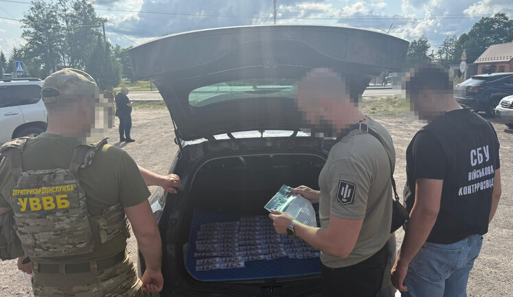 Намагався налагодити "бізнес" із продажу фіктивних документів для виїзду за кордон: На Волині затримало військовослужбовця, - ДБР. ФОТОрепортаж