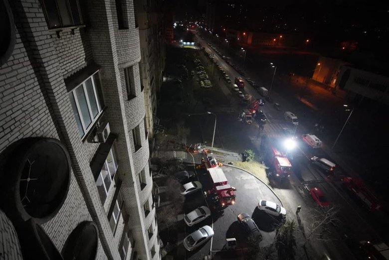 Влучення ВНП військ РФ у багатоповерхівку в Києві: 8 людей травмовано, 20 врятовано, 150 евакуйовано, є загроза руйнування будинку 07