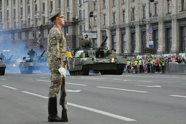 Від Точки-У до Джавелінів: вражаючі кадри 250 одиниць бойової техніки на Хрещатику 03